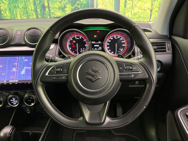 �C���e���A�ɍ��킹���f�U�C���̃X�e�A�����O�́A�^�]�������̂��Ƃ��l���A�^�]���₷���`��A�傫���ł��B�����x�A���ۂɐG���Ă��m���߂��������B