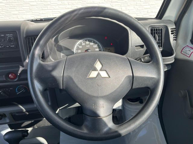 �C���e���A�ɍ��킹���f�U�C���̃X�e�A�����O�́A�^�]�������̂��Ƃ��l���A�^�]���₷���`��A�傫���ł��B�����x�A���ۂɐG���Ă��m���߂��������B