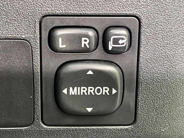 �y�d���i�[�~���[�z�T�C�h�~���[�͓d���i�[���ƂȂ��Ă���A�������ԏ�ł��L�Y�������X�N��}�����܂��B