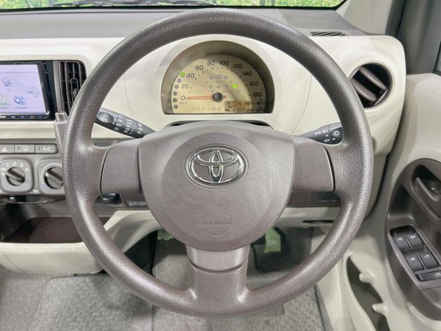 �C���e���A�ɍ��킹���f�U�C���̃X�e�A�����O�́A�^�]�������̂��Ƃ��l���A�^�]���₷���`��A�傫���ł��B�����x�A���ۂɐG���Ă��m���߂��������B