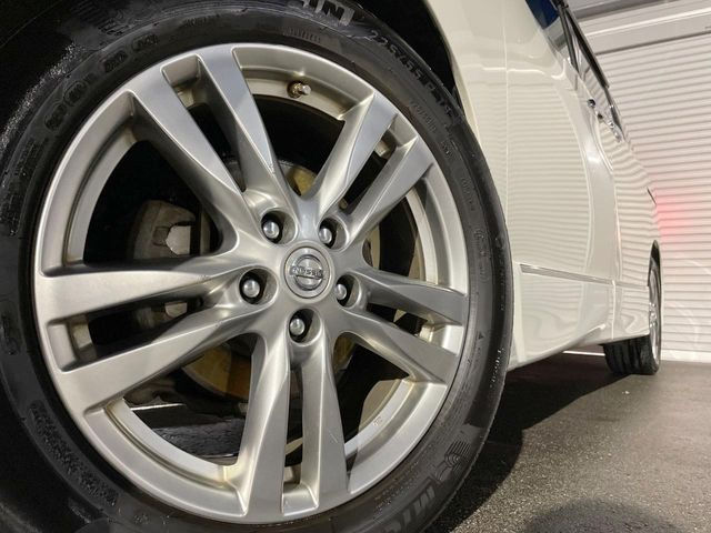 �y����18�C���`�A���~�z�C�[���z�O�ςɃ}�b�`���������A���~�z�C�[���𑕒����Ă���܂��B�e��ЊO�A���~�z�C�[����A�X�^�b�h���X�^�C�����戵�����Ă���܂��B���񂲑��k����������