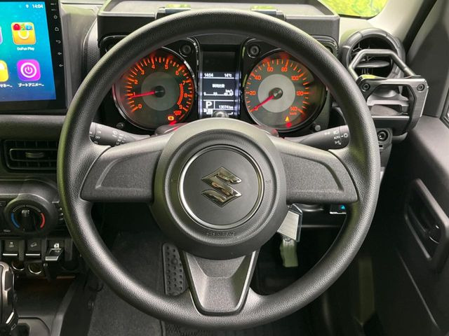 �C���e���A�ɍ��킹���f�U�C���̃X�e�A�����O�́A�^�]�������̂��Ƃ��l���A�^�]���₷���`��A�傫���ł��B�����x�A���ۂɐG���Ă��m���߂��������B