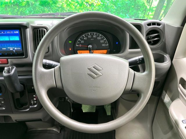 �C���e���A�ɍ��킹���f�U�C���̃X�e�A�����O�́A�^�]�������̂��Ƃ��l���A�^�]���₷���`��A�傫���ł��B�����x�A���ۂɐG���Ă��m���߂��������B