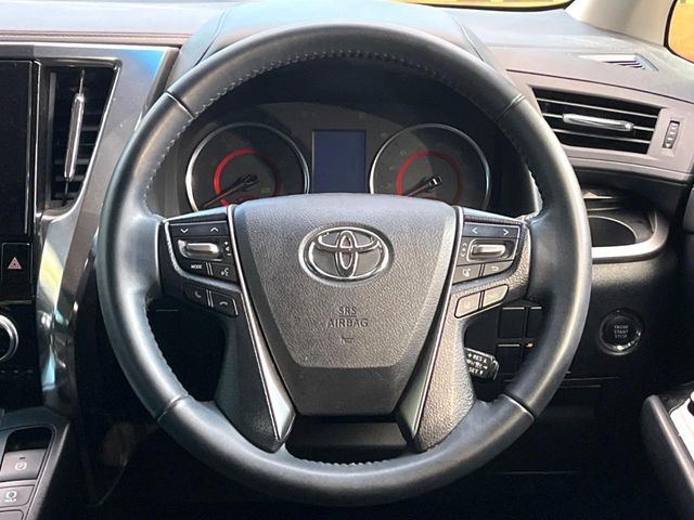 インテリアに合わせたデザインのステアリングは、運転される方のことも考え、運転しやすい形状、大きさです。是非一度、実際に触ってお確かめください。