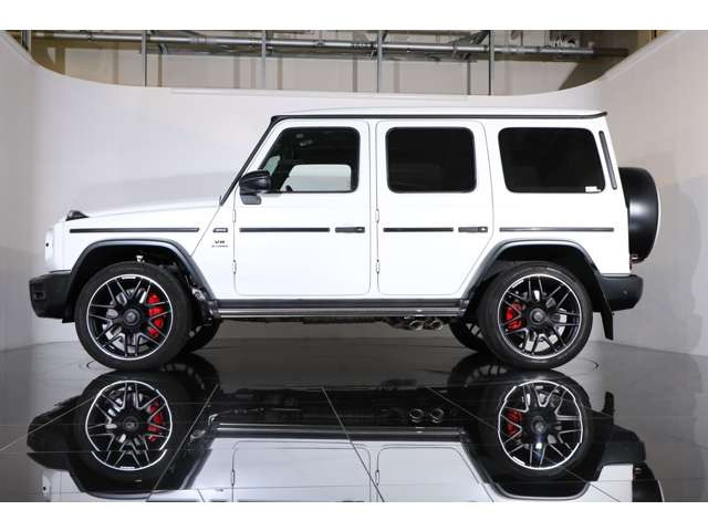 �S��4665mm&times;�S��1985mm&times;�S��1975mm�̓��X�Ƃ����{�f�B�ɉ����A�ԗ��d�ʂ�2,530kg��G�N���X�Ȃ�ł͂̏d�ʊ��ƈ��萫�����˔����Ă���܂��B���݊�����t�H�����Ɗm���ȑ��s���萫�𗼗��������ł������܂��B