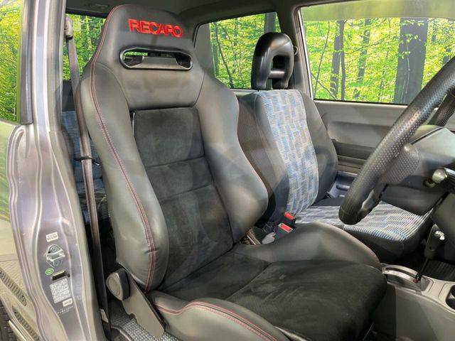 �yRECARO�V�[�g�z�z�[���h���ɗD��A�J�[�u���̑̂������}�����Ă���܂��B�܂��A�̂Ƀt�B�b�g���邩�獘��w�������ɂ����A�����O�h���C�u�⍂�����s�ł����K�ɂ��߂������������܂���