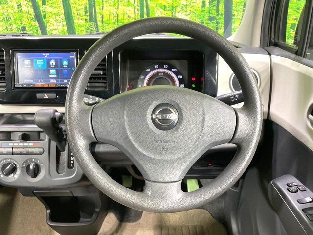 �C���e���A�ɍ��킹���f�U�C���̃X�e�A�����O�́A�^�]�������̂��Ƃ��l���A�^�]���₷���`��A�傫���ł��B�����x�A���ۂɐG���Ă��m���߂��������B