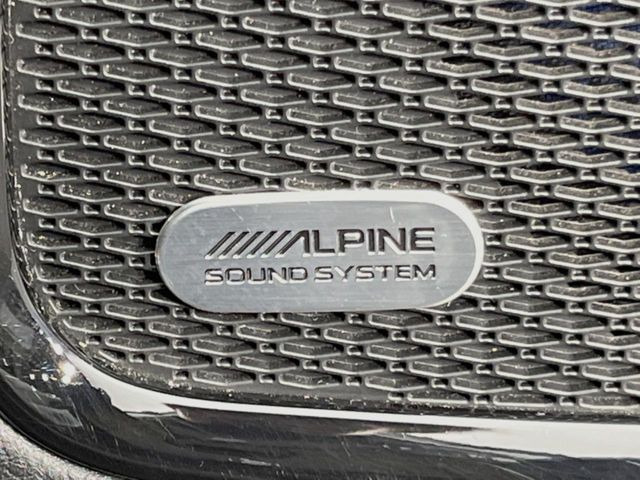 ��ALPINE�v���~�A���T�E���h�V�X�e��:�����C���e���A���������̃v���~�A���T�E���h�V�X�e���𑕔����Ă���A���i�����Տꊴ�̂��鉹�y���ԓ��ł��y���݂��������܂��B