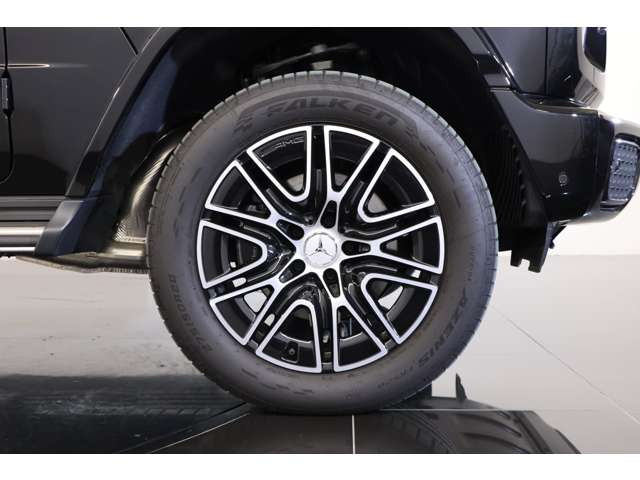 ��p��a�A���~�z�C�[���𑕒����A�����̑��݊��������BG�N���X�炵�����͂���X�^�C�������o���܂��B