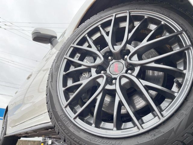 �y����18�C���`�A���~�z�C�[���z�O�ςɃ}�b�`���������A���~�z�C�[���𑕒����Ă���܂��B�e��ЊO�A���~�z�C�[����A�X�^�b�h���X�^�C�����戵�����Ă���܂��B���񂲑��k����������