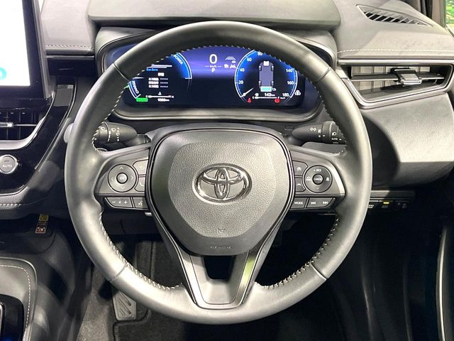 �C���e���A�ɍ��킹���f�U�C���̃X�e�A�����O�́A�^�]�������̂��Ƃ��l���A�^�]���₷���`��A�傫���ł��B�����x�A���ۂɐG���Ă��m���߂��������B