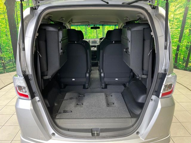 ���i�̂���������ʋ΁A���}���ɏ\���ȉ׎��X�y�[�X���m�ۂ��Ă���܂��B�Z�J���h�V�[�g��|���ƁA�傫�ȉו��̐ύڂ��\�ł���