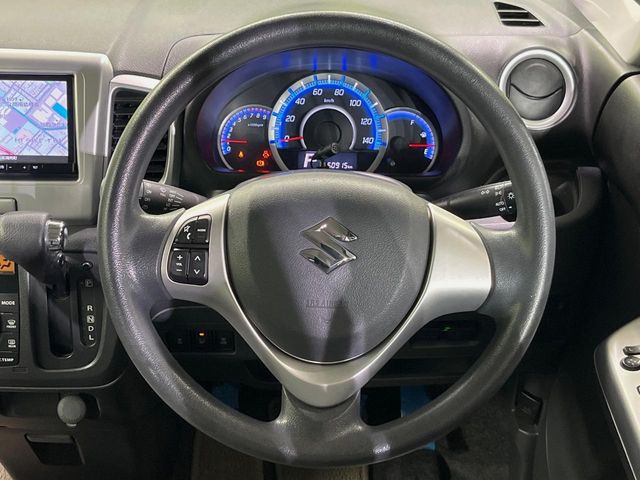 �C���e���A�ɍ��킹���f�U�C���̃X�e�A�����O�́A�^�]�������̂��Ƃ��l���A�^�]���₷���`��A�傫���ł��B�����x�A���ۂɐG���Ă��m���߂��������B