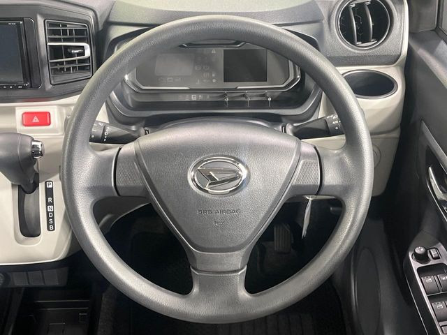 �C���e���A�ɍ��킹���f�U�C���̃X�e�A�����O�́A�^�]�������̂��Ƃ��l���A�^�]���₷���`��A�傫���ł��B�����x�A���ۂɐG���Ă��m���߂��������B