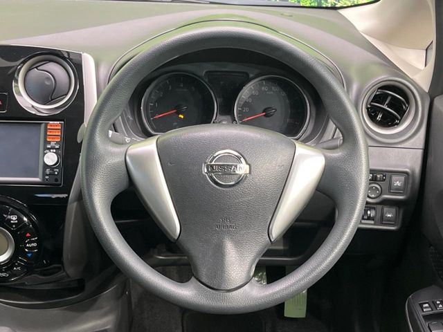 �C���e���A�ɍ��킹���f�U�C���̃X�e�A�����O�́A�^�]�������̂��Ƃ��l���A�^�]���₷���`��A�傫���ł��B�����x�A���ۂɐG���Ă��m���߂��������B