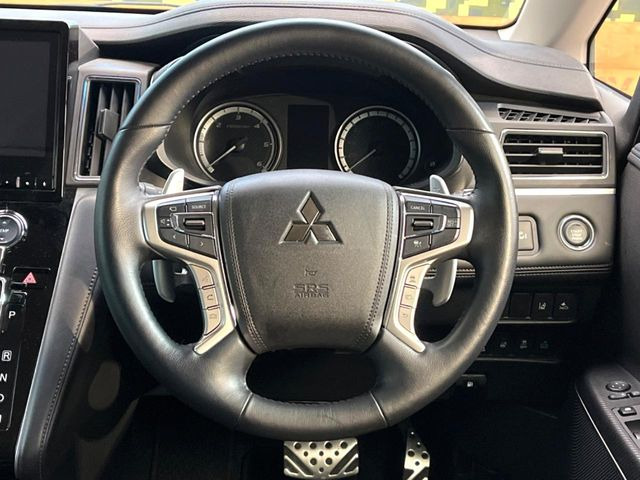 �C���e���A�ɍ��킹���f�U�C���̃X�e�A�����O�́A�^�]�������̂��Ƃ��l���A�^�]���₷���`��A�傫���ł��B�����x�A���ۂɐG���Ă��m���߂��������B