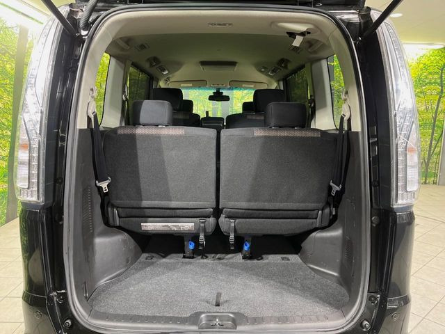 ���i�̂���������ʋ΁A���}���ɏ\���ȉ׎��X�y�[�X���m�ۂ��Ă���܂��B�Z�J���h�V�[�g��|���ƁA�傫�ȉו��̐ύڂ��\�ł���