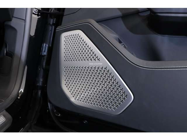 Bang & Olufsen�ɂ��A�h�o���X�g3D�I�[�f�B�I�𓋍ځB���̓I�ŗՏꊴ���ӂ�鉹��Č��ɂ��A���s���ł����C�u���̂悤�Ȕ��͂���T�E���h�����\�ł��A�E���X�̃��O�W���A���[������i�ƍ��߂Ă��܂��B