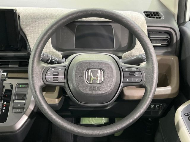 �C���e���A�ɍ��킹���f�U�C���̃X�e�A�����O�́A�^�]�������̂��Ƃ��l���A�^�]���₷���`��A�傫���ł��B�����x�A���ۂɐG���Ă��m���߂��������B