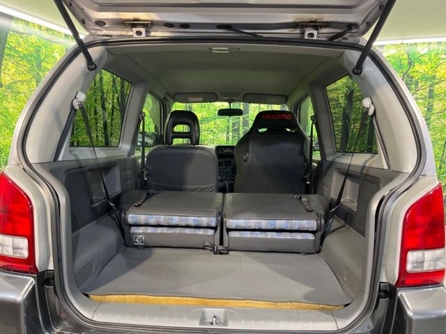 ���i�̂���������ʋ΁A���}���ɏ\���ȉ׎��X�y�[�X���m�ۂ��Ă���܂��B�Z�J���h�V�[�g��|���ƁA�傫�ȉו��̐ύڂ��\�ł���