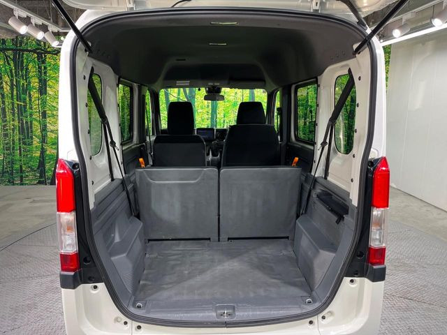 ���i�̂���������ʋ΁A���}���ɏ\���ȉ׎��X�y�[�X���m�ۂ��Ă���܂��B�Z�J���h�V�[�g��|���ƁA�傫�ȉו��̐ύڂ��\�ł���