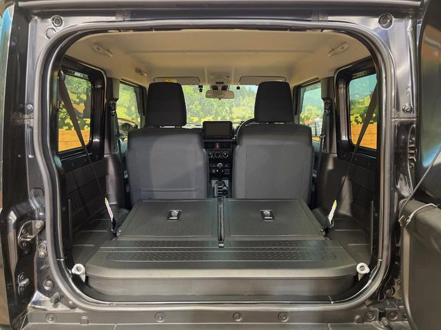 ���i�̂���������ʋ΁A���}���ɏ\���ȉ׎��X�y�[�X���m�ۂ��Ă���܂��B�Z�J���h�V�[�g��|���ƁA�傫�ȉו��̐ύڂ��\�ł���