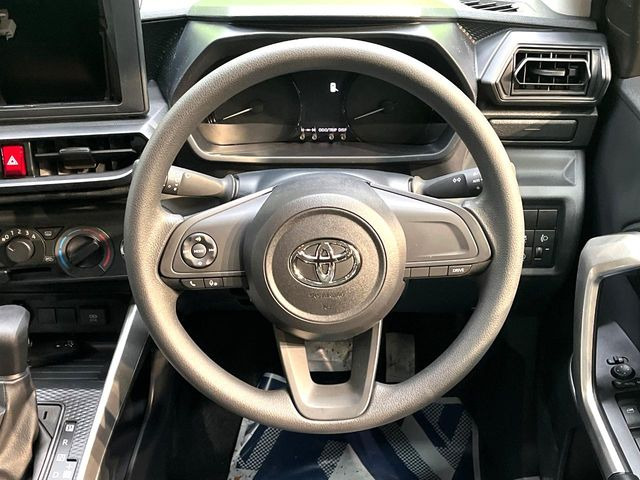 �C���e���A�ɍ��킹���f�U�C���̃X�e�A�����O�́A�^�]�������̂��Ƃ��l���A�^�]���₷���`��A�傫���ł��B�����x�A���ۂɐG���Ă��m���߂��������B