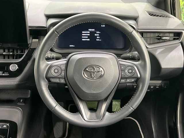 �C���e���A�ɍ��킹���f�U�C���̃X�e�A�����O�́A�^�]�������̂��Ƃ��l���A�^�]���₷���`��A�傫���ł��B�����x�A���ۂɐG���Ă��m���߂��������B