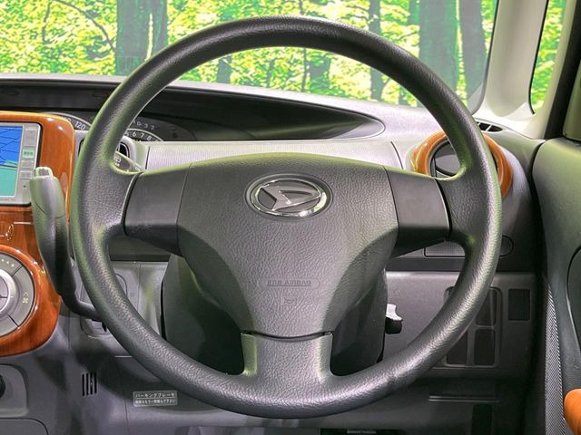 �C���e���A�ɍ��킹���f�U�C���̃X�e�A�����O�́A�^�]�������̂��Ƃ��l���A�^�]���₷���`��A�傫���ł��B�����x�A���ۂɐG���Ă��m���߂��������B