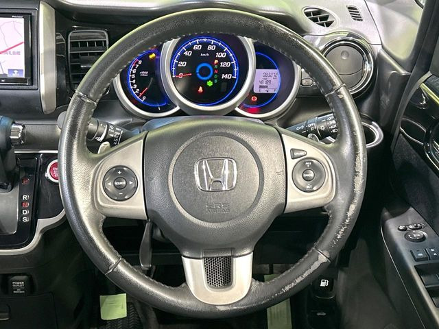 �y�����v�����X�e�A�����O�z�㎿�Ȋv���g�p���邱�ƂŁA��ɂ����������݂ƂĂ��^�]���₷���n���h���ł���