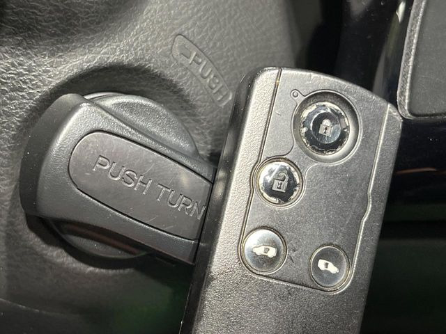 �yHonda�X�}�[�g�L�[�z�J�o����|�P�b�g�ɓ��ꂽ�܂܂ł��h�A�̎{���E�������\�ȃX�}�[�g�L�[�𑕔��B�G���W���̃I���E�I�t�����J�M�����o���K�v����������Ƃ��Ă��֗��ł���