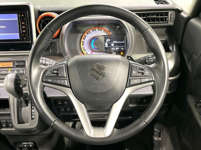 �C���e���A�ɍ��킹���f�U�C���̃X�e�A�����O�́A�^�]�������̂��Ƃ��l���A�^�]���₷���`��A�傫���ł��B�����x�A���ۂɐG���Ă��m���߂��������B