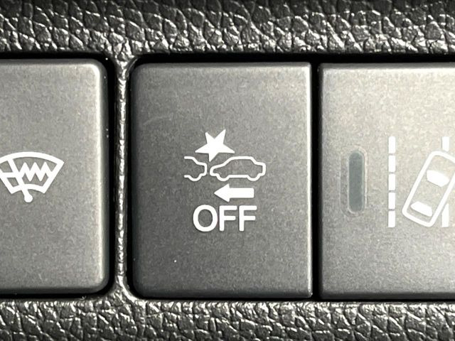 �y�z���_�Z���V���O�z���s���ɑO���̎ԗ�����F�����A�Փ˂������Ȏ��͌x��ƃu���[�L�ŏՓˉ���Ɣ�Q�y�����A�V�X�g�B�����S�Ƀh���C�u�����y���݂��������܂��B