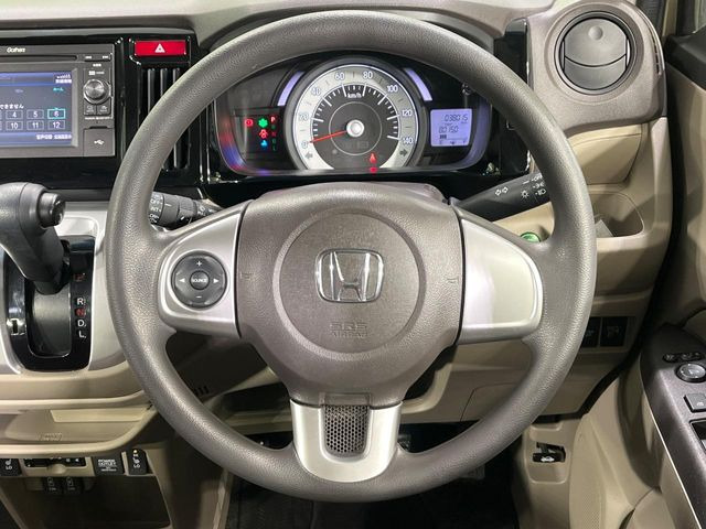 �C���e���A�ɍ��킹���f�U�C���̃X�e�A�����O�́A�^�]�������̂��Ƃ��l���A�^�]���₷���`��A�傫���ł��B�����x�A���ۂɐG���Ă��m���߂��������B