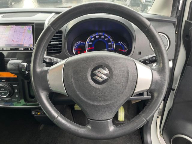 �y�����v�����X�e�A�����O�z�㎿�Ȋv���g�p���邱�ƂŁA��ɂ����������݂ƂĂ��^�]���₷���n���h���ł���