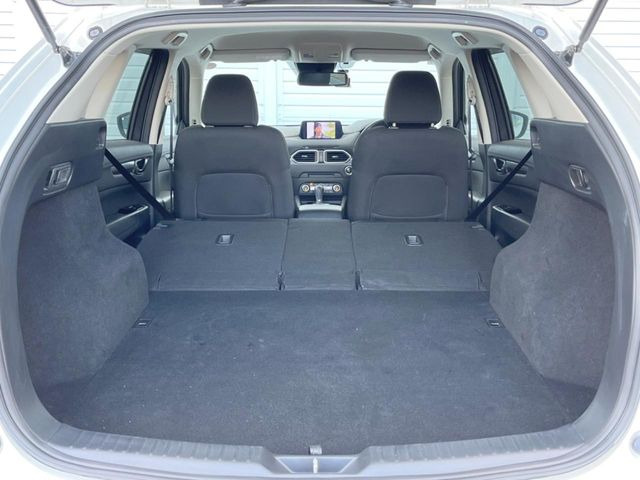 ���i�̂���������ʋ΁A���}���ɏ\���ȉ׎��X�y�[�X���m�ۂ��Ă���܂��B�Z�J���h�V�[�g��|���ƁA�傫�ȉו��̐ύڂ��\�ł���