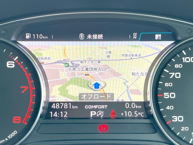 ���o�[�`�����R�b�N�s�b�g:�S�̂��t���p�l���ƂȂ��Ă����i�I�ȃ��[�^�[�p�l���B�ʏ�̃X�s�[�h���[�^�[�Ƃ��Ă̋@�\�͂������A�i�r�E�I�[�f�B�I�@�\�̊m�F�E������ł��A�^�]�ɏW�����₷���Ȃ��Ă���܂��B