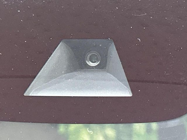 �y�C���e���W�F���g�G�}�[�W�F���V�[�u���[�L�z�t�����g�J�����őO���̎ԗ�����s�҂����m�B�Փ˂������Ȏ��͏Փ˔�Q�y���u���[�L���쓮�A�Փˉ�����T�|�[�g�B�����S�Ƀh���C�u�����y���݂��������܂��B