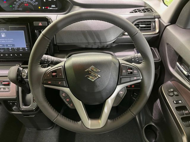 �C���e���A�ɍ��킹���f�U�C���̃X�e�A�����O�́A�^�]�������̂��Ƃ��l���A�^�]���₷���`��A�傫���ł��B�����x�A���ۂɐG���Ă��m���߂��������B