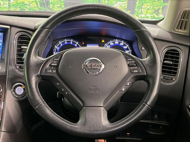 �C���e���A�ɍ��킹���f�U�C���̃X�e�A�����O�́A�^�]�������̂��Ƃ��l���A�^�]���₷���`��A�傫���ł��B�����x�A���ۂɐG���Ă��m���߂��������B