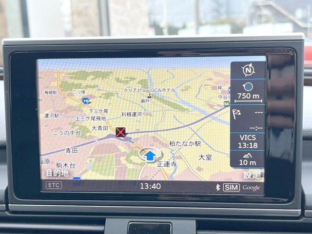 ��Audi�����i�r:��̊��̂���i�r�́A����������ԓ������o���Ă���܂��BBluetooth�Đ��ȂǃI�[�f�B�I�@�\���[�����Ă���܂��̂ŁA�^�]�����y���߂܂���