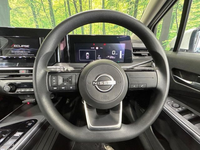 �C���e���A�ɍ��킹���f�U�C���̃X�e�A�����O�́A�^�]�������̂��Ƃ��l���A�^�]���₷���`��A�傫���ł��B�����x�A���ۂɐG���Ă��m���߂��������B