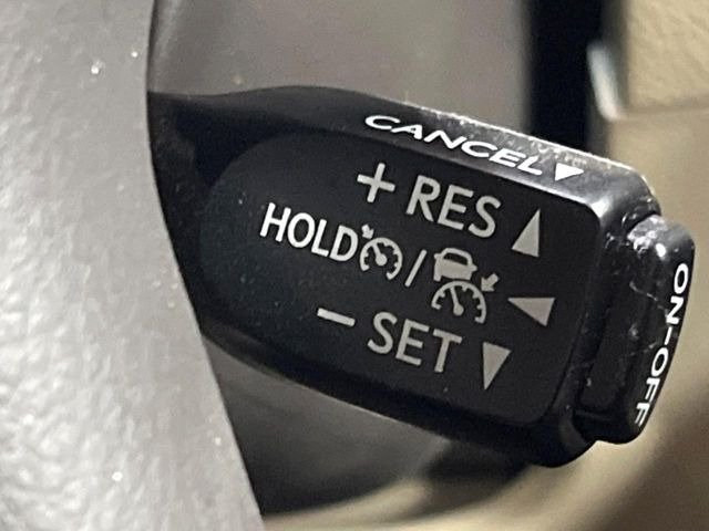 【レーダークルーズコントロール】高速道路での長距離走行が楽に!!自動で速度を保つクルーズコントロールが、衝突軽減システムと連携し、前方の車両を感知して車間を保つように速度調節してくれます!!