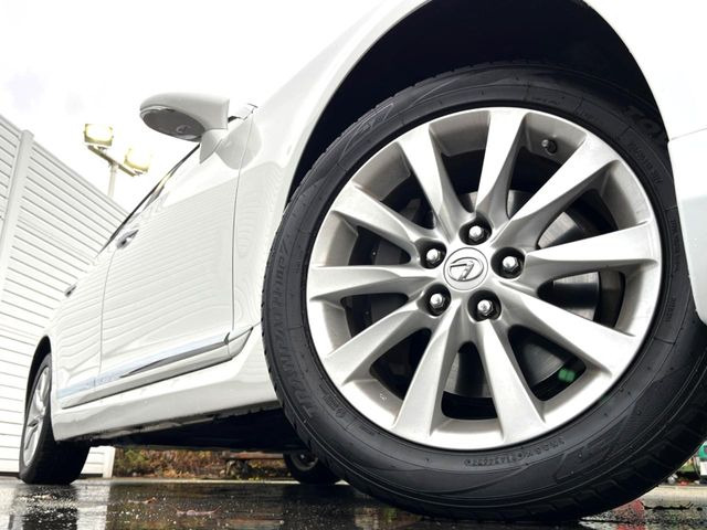 �y����18�C���`�A���~�z�C�[���z�O�ςɃ}�b�`���������A���~�z�C�[���𑕒����Ă���܂��B�e��ЊO�A���~�z�C�[����A�X�^�b�h���X�^�C�����戵�����Ă���܂��B���񂲑��k����������