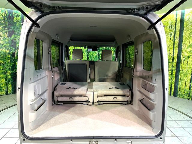 ���i�̂���������ʋ΁A���}���ɏ\���ȉ׎��X�y�[�X���m�ۂ��Ă���܂��B�Z�J���h�V�[�g��|���ƁA�傫�ȉו��̐ύڂ��\�ł���