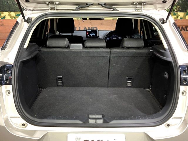 ���i�̂���������ʋ΁A���}���ɏ\���ȉ׎��X�y�[�X���m�ۂ��Ă���܂��B�Z�J���h�V�[�g��|���ƁA�傫�ȉו��̐ύڂ��\�ł���