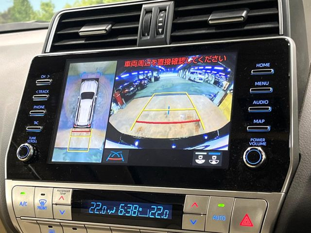 【マルチテレインモニター】車のフロントやサイドのカメラ画像を同時にモニター表示することで、悪路や狭い道を走行時でも周囲の状況確認ができ安心!本格SUVにうれしい装備です♪