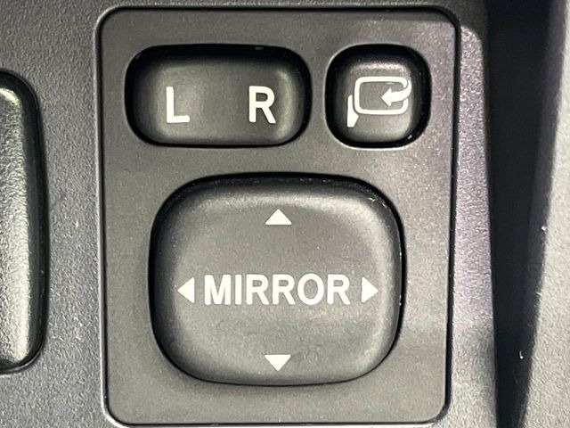 �y�d���i�[�~���[�z�T�C�h�~���[�͓d���i�[���ƂȂ��Ă���A�������ԏ�ł��L�Y�������X�N��}�����܂��B