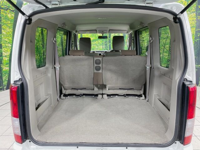 ���i�̂���������ʋ΁A���}���ɏ\���ȉ׎��X�y�[�X���m�ۂ��Ă���܂��B�Z�J���h�V�[�g��|���ƁA�傫�ȉו��̐ύڂ��\�ł���