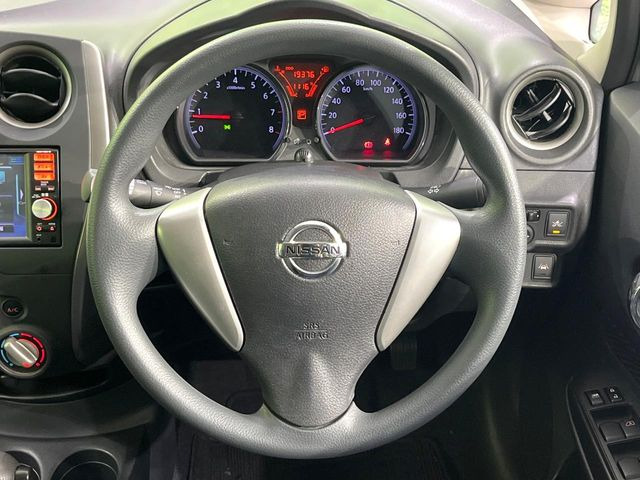 �C���e���A�ɍ��킹���f�U�C���̃X�e�A�����O�́A�^�]�������̂��Ƃ��l���A�^�]���₷���`��A�傫���ł��B�����x�A���ۂɐG���Ă��m���߂��������B